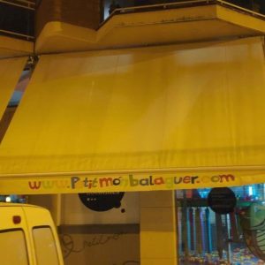 Tendal motoritzat de 500x350cm en venda per tancament d'empresa. Tendal en molt bon estat perfecte tant per a ús domèsic com professional en venda a cabauoportunitats.com Balaguer - Lleida - Catalunya