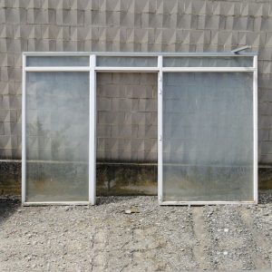 Cristalera con puerta de estructura de PVC de 340cm de largo en venta en cabauoportunitats.com