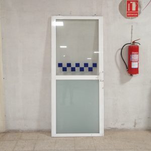 Porta corredissa de segona mà feta en PVC i vidre en venda a cabauoportunitats.com Balaguer - Lleida - Catalunya