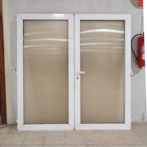 Porta doble de PVC i plàstic translúcid de segona mà en venda a cabauoportunitats.com Balaguer - Lleida - Catalunya