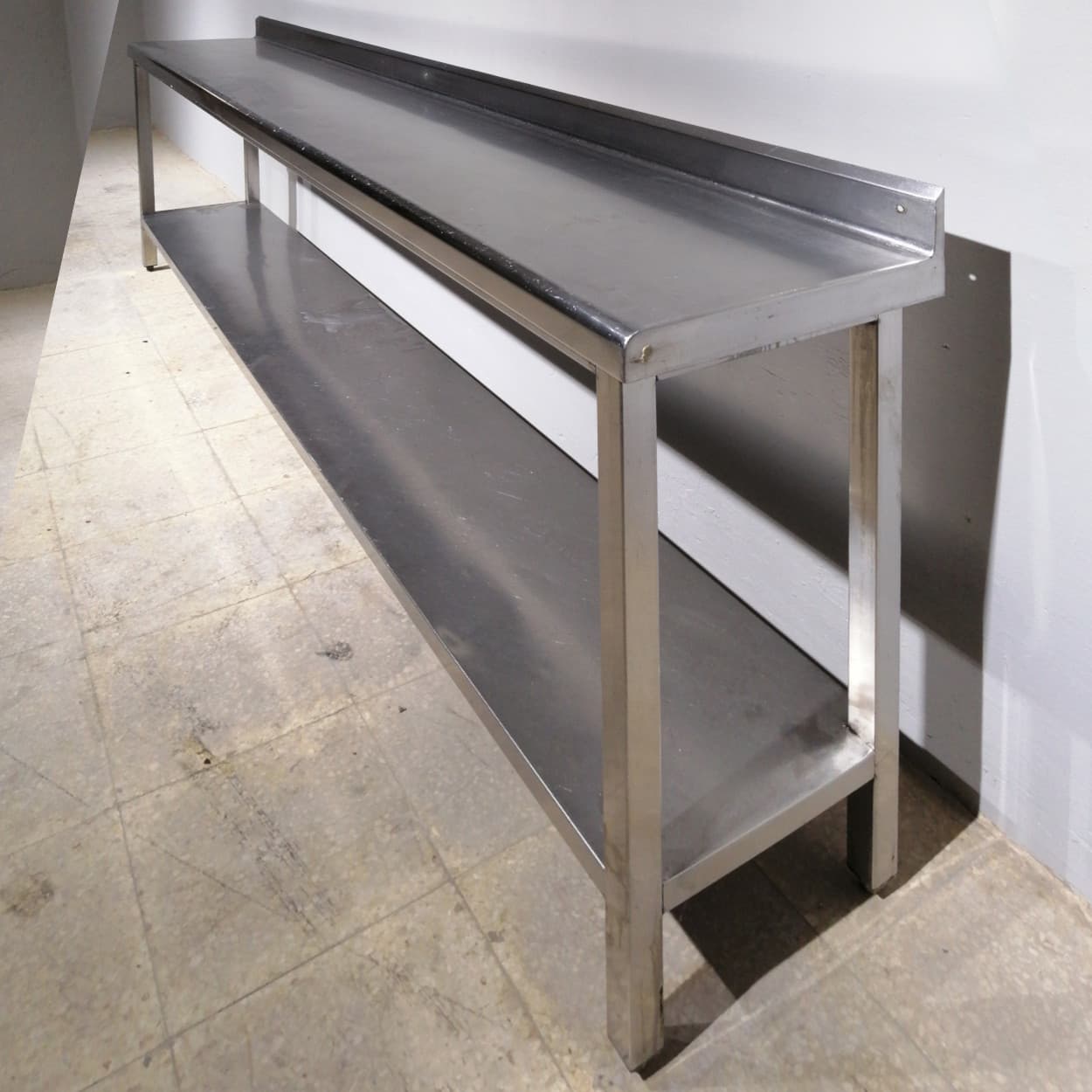 Taula d'acer inoxidable de 270x40cm de segona mà en venda a cabauoportunitats.com Balaguer - Lleida - Catalunya