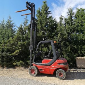 Carretilla elevadora LINDE H25  mástil triple de 450cm de elevación en Balaguer.