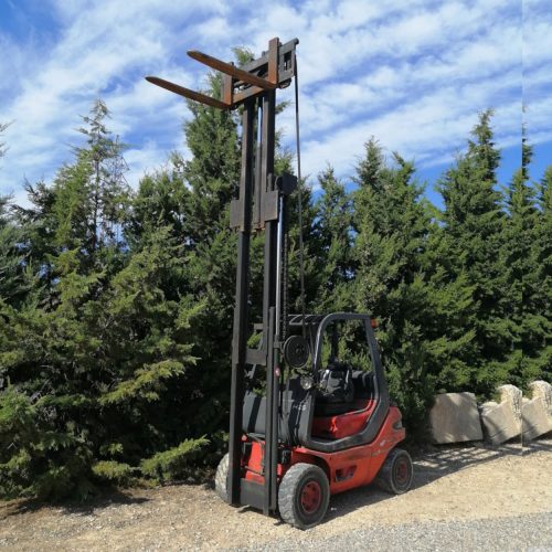 Carretilla elevadora LINDE H25  mástil triple de 450cm de elevación en Balaguer.