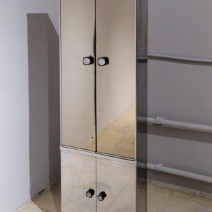 Armario de acero inoxidable y espejo de segunda mano en venta en cabauoportunitats.com