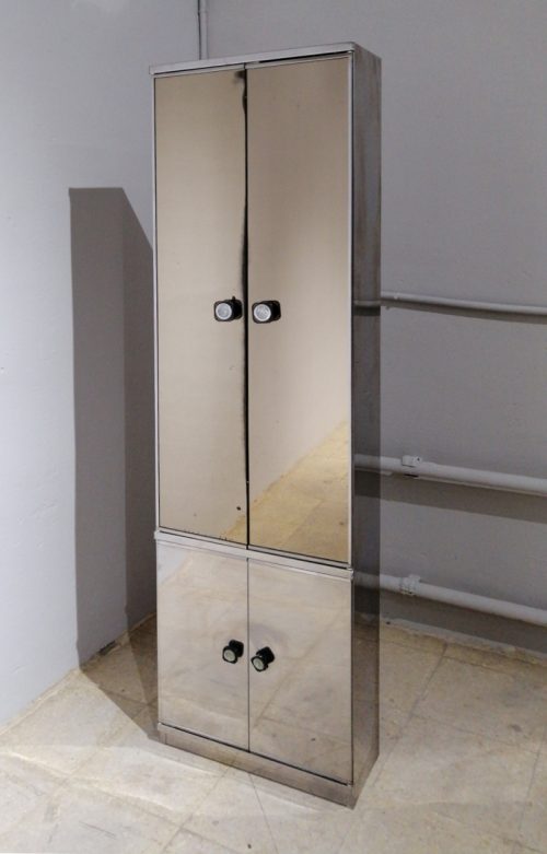 Armario de acero inoxidable y espejo de segunda mano en venta en cabauoportunitats.com