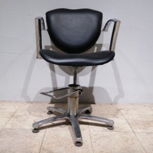 Cadira d'oficina de cuir i tub d'acer de gran qualitat i resistència en venda a cabauoportunitats.com Balaguer - Lleida - Catalunya