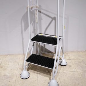 Escala metàl·lica amb rodes de 2 graons en venda a cabauoportunitats.com Balaguer - Lleida - Catalunya