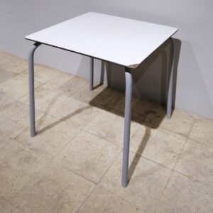 Taula de terrassa amb tara estètica de segona mà en venda a cabauoportunitats.com Balaguer - Lleida - Catalunya