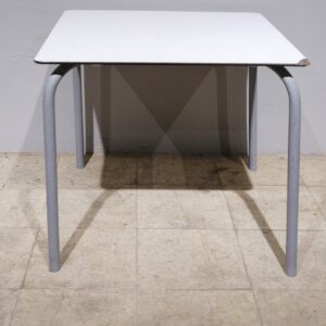 Taula de terrassa amb tara estètica de segona mà en venda a cabauoportunitats.com Balaguer - Lleida - Catalunya