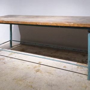 Mesa de trabajo de chapa de tubo y madera en venta en cabauoportunitats.com