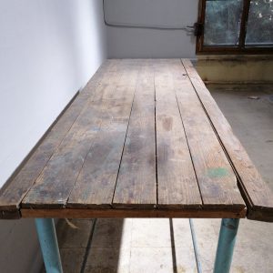 Mesa de trabajo de chapa de tubo y madera en venta en cabauoportunitats.com