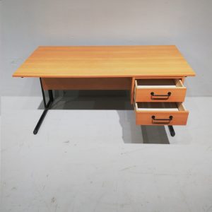 Escriorio de tubo de acero y madera de segunda mano en venta en cabauoportunitats.com