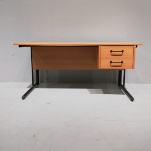 Escriorio de tubo de acero y madera de segunda mano en venta en cabauoportunitats.com