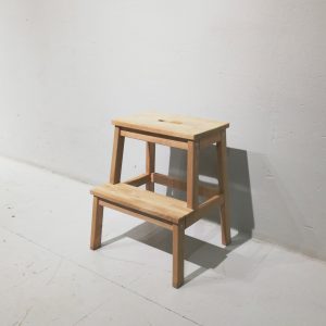 Taburete escalera de haya 50cm en venta en cabauoportunitats.com