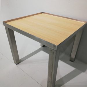 Taula d'acer inoxidable i fusta de 77x77cm de segona mà en venda a cabauoportunitats.com Balaguer - Lleida - Catalunya