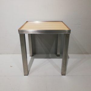 Taula d'acer inoxidable i fusta de 77x77cm de segona mà en venda a cabauoportunitats.com Balaguer - Lleida - Catalunya