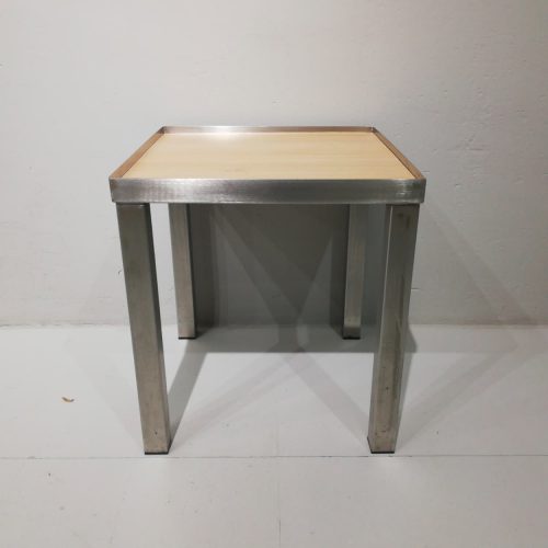 Taula d'acer inoxidable i fusta de 77x77cm de segona mà en venda a cabauoportunitats.com Balaguer - Lleida - Catalunya