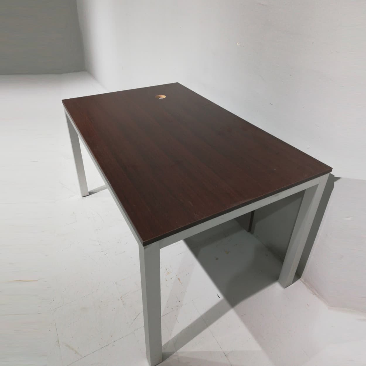 Escritorio de oficina de 144x80cm de segunda mano en venta en cabauoportunitats.com Balaguer - Lleida - Catalunya