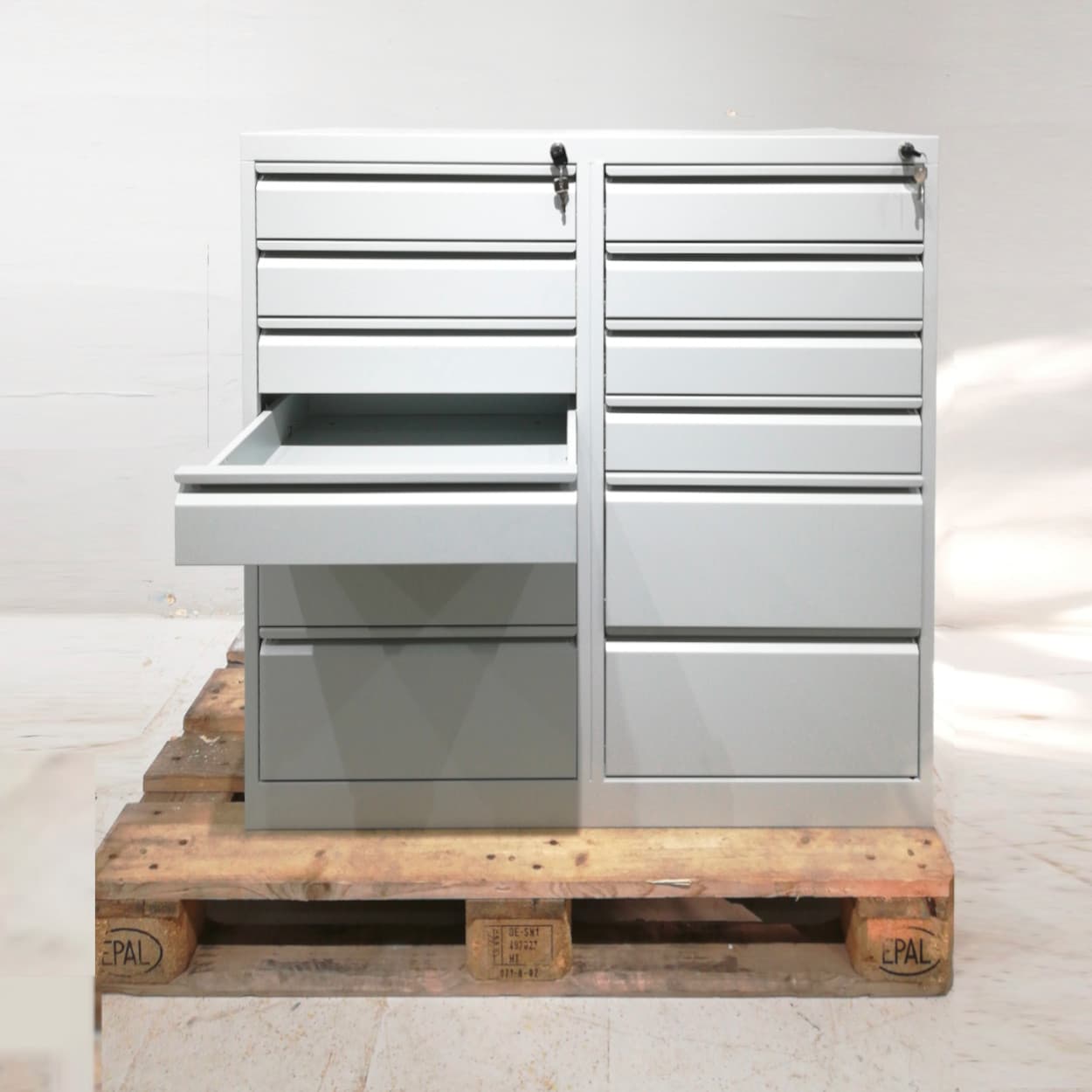 Cajonera metálica de 12 cajones con tara estética en venta en cabauoportunitats.com