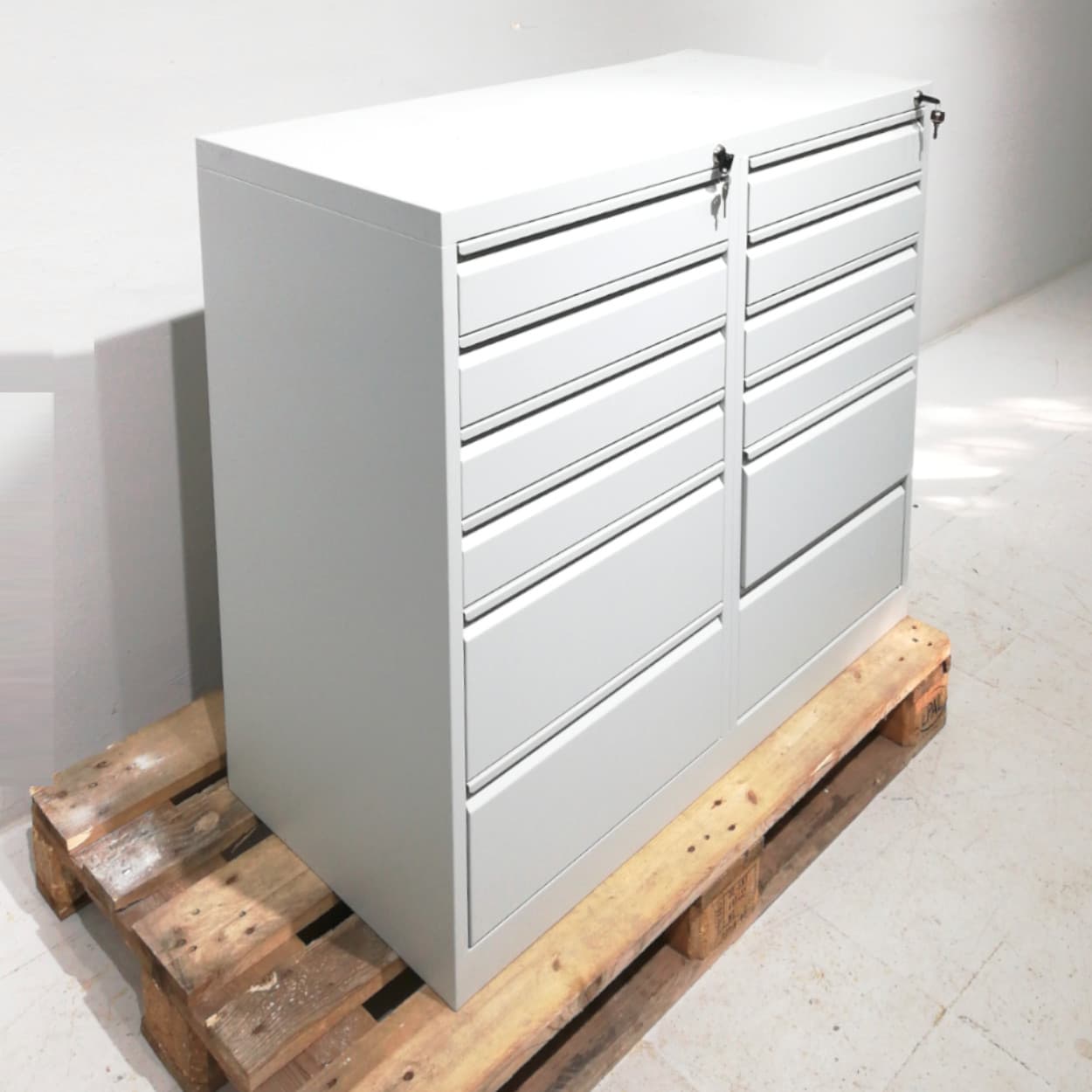 Cajonera metálica de 12 cajones con tara estética en venta en cabauoportunitats.com