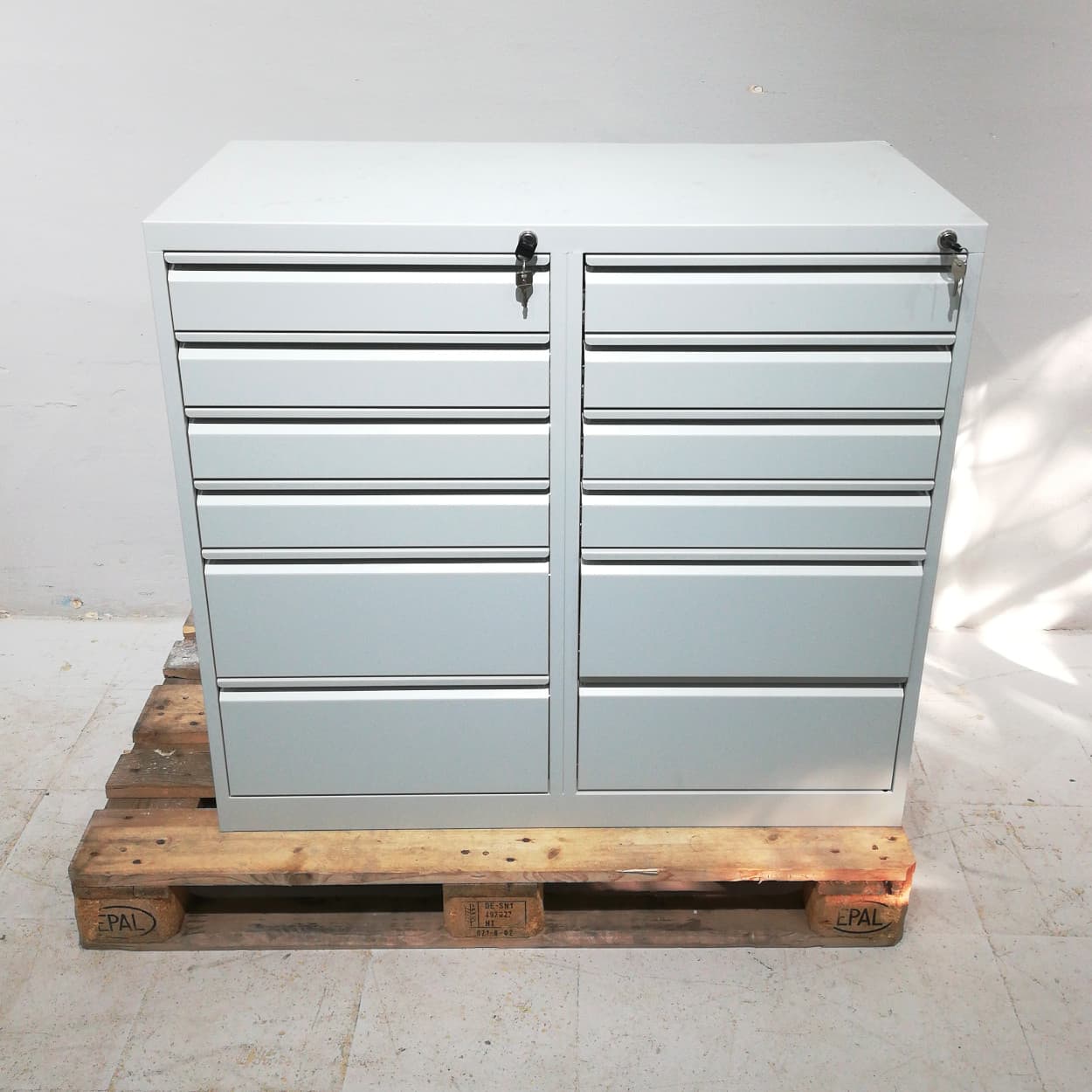 Cajonera metálica de 12 cajones con tara estética en venta en cabauoportunitats.com