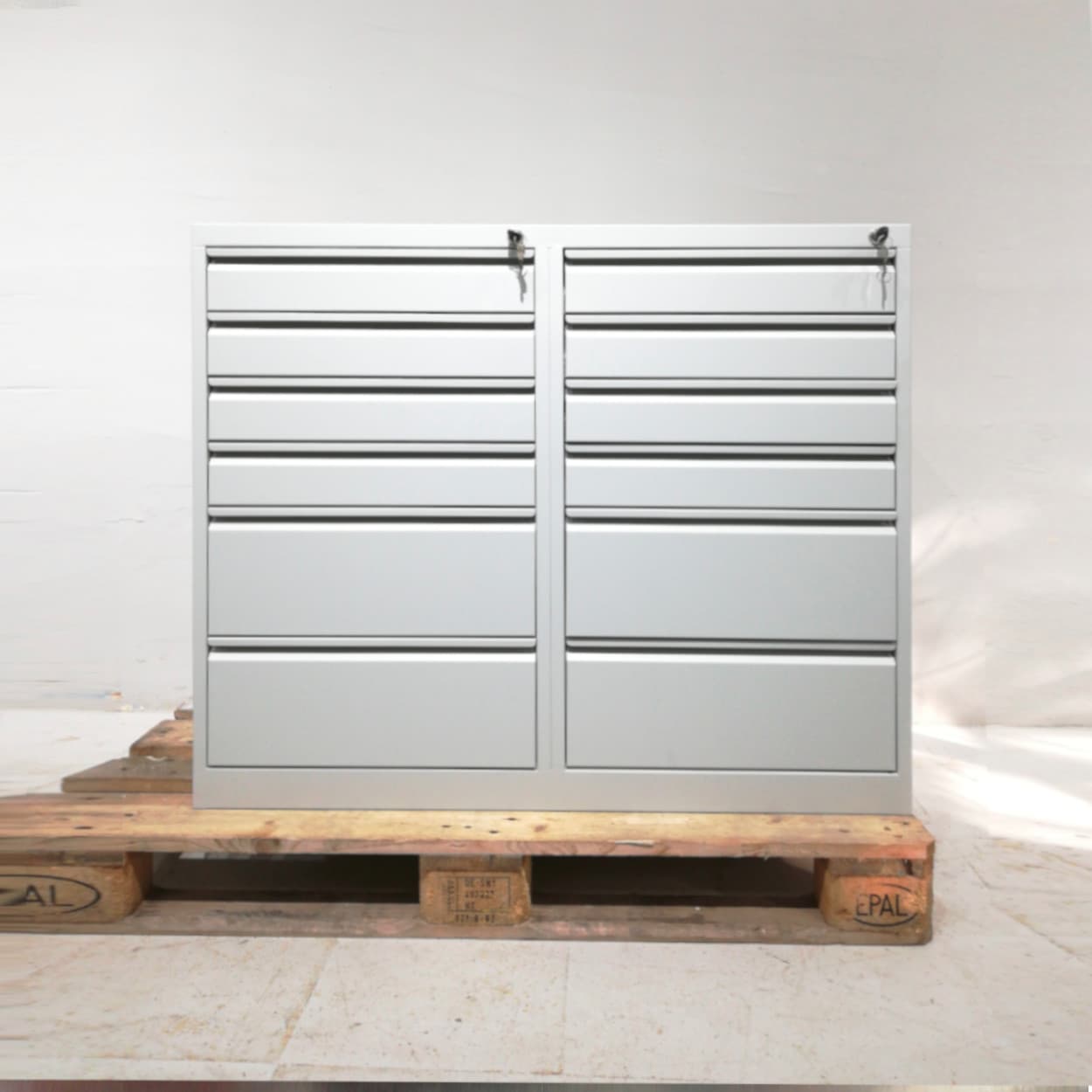 Cajonera metálica de 12 cajones con tara estética en venta en cabauoportunitats.com