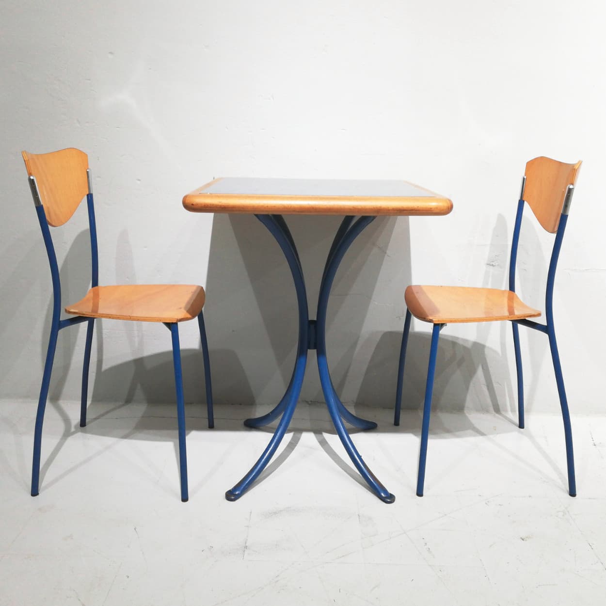 Conjunto de mesa de 70x70cm + 2 sillas en venta en cabauoportunitats.com