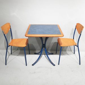 Joc de taula de 70x70cm amb dos cadires de fusta i tub d'acer de segona mà en venda a cabauoportunitats.com Balaguer - Lleida - Catalunya