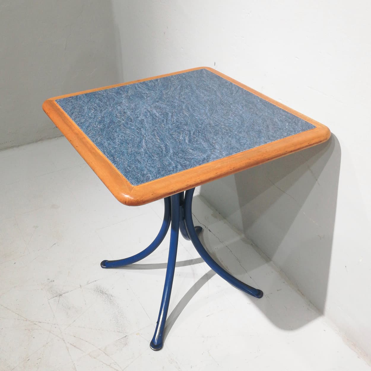 Conjunto de mesa de 70x70cm + 2 sillas en venta en cabauoportunitats.com