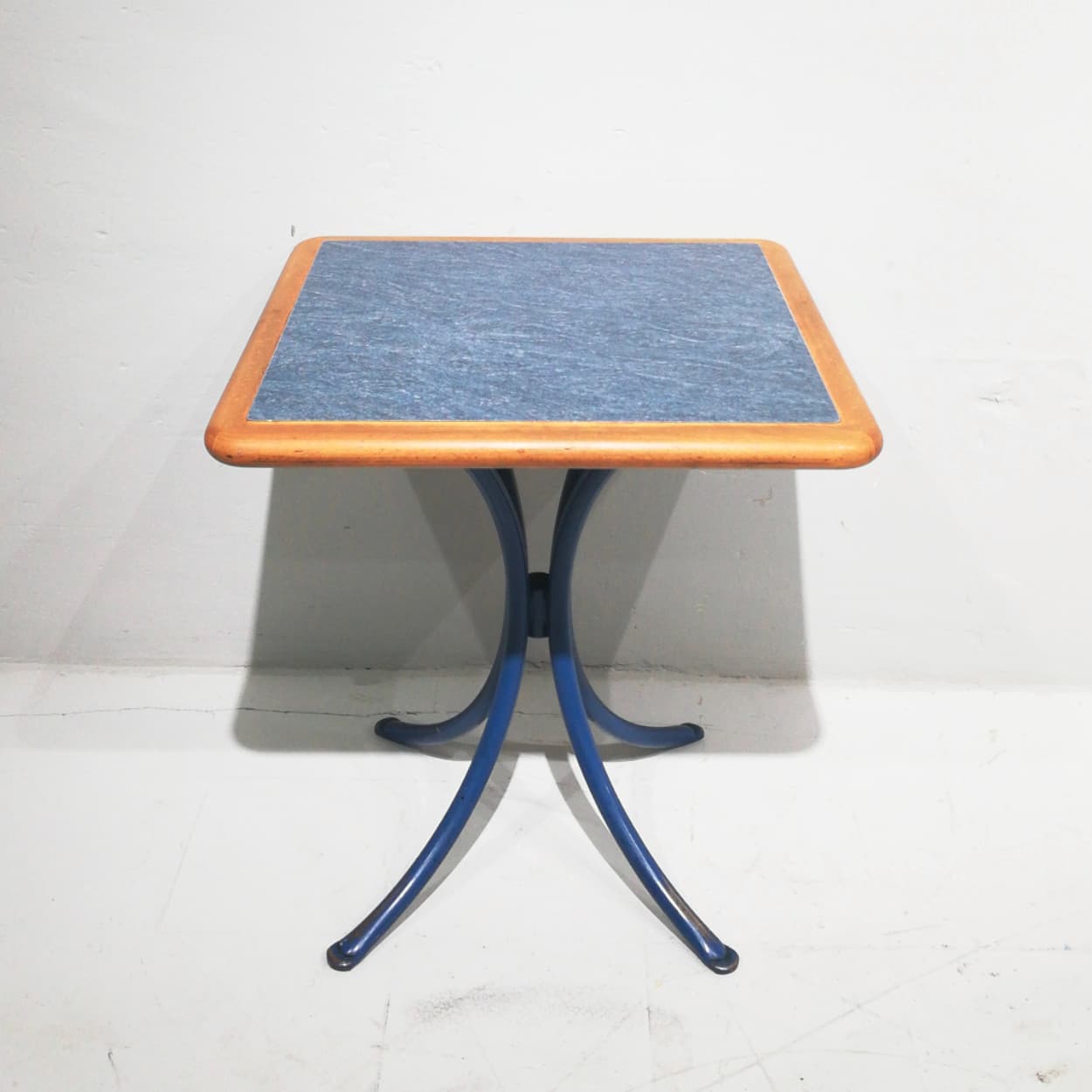 Conjunto de mesa de 70x70cm + 2 sillas en venta en cabauoportunitats.com