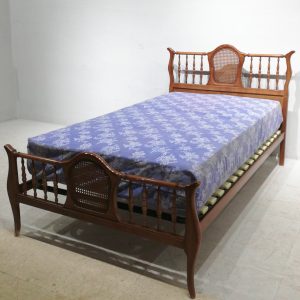 Cama de madera con colchón de estilo clásico en venta en cabauoportunitats.com