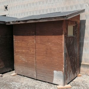 Caseta de fusta nova, utilitzada d'exposició amb desgast per l'ús en venda a cabauoportunitats.com Balaguer - Lleida - Catlaunya