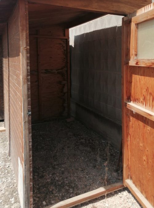 Caseta de fusta nova, utilitzada d'exposició amb desgast per l'ús en venda a cabauoportunitats.com Balaguer - Lleida - Catlaunya