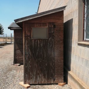 Caseta de fusta nova, utilitzada d'exposició amb desgast per l'ús en venda a cabauoportunitats.com Balaguer - Lleida - Catlaunya