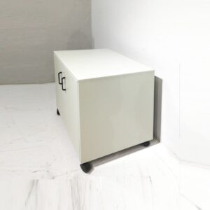 Armario metálico de segunda mano con ruedas en venta en cabauoportunitats.com