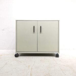 Armario metálico de segunda mano con ruedas en venta en cabauoportunitats.com