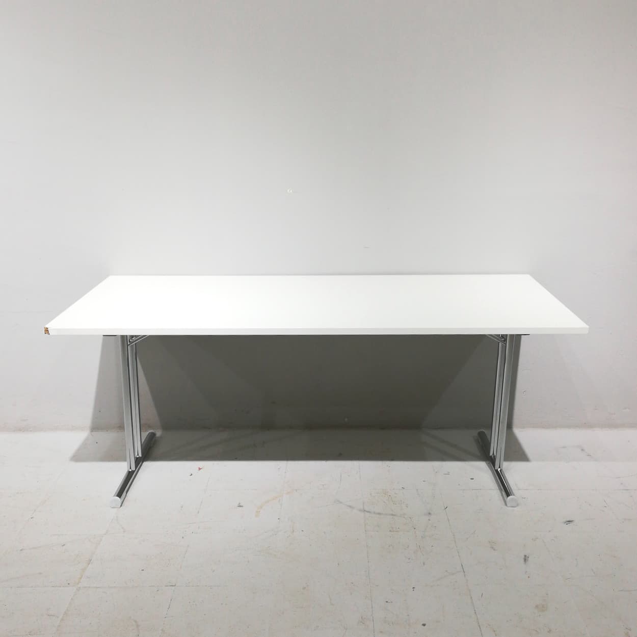 Mesa plegable de melamina de 180x80cm con tara en venta en cabauoportunitats.com