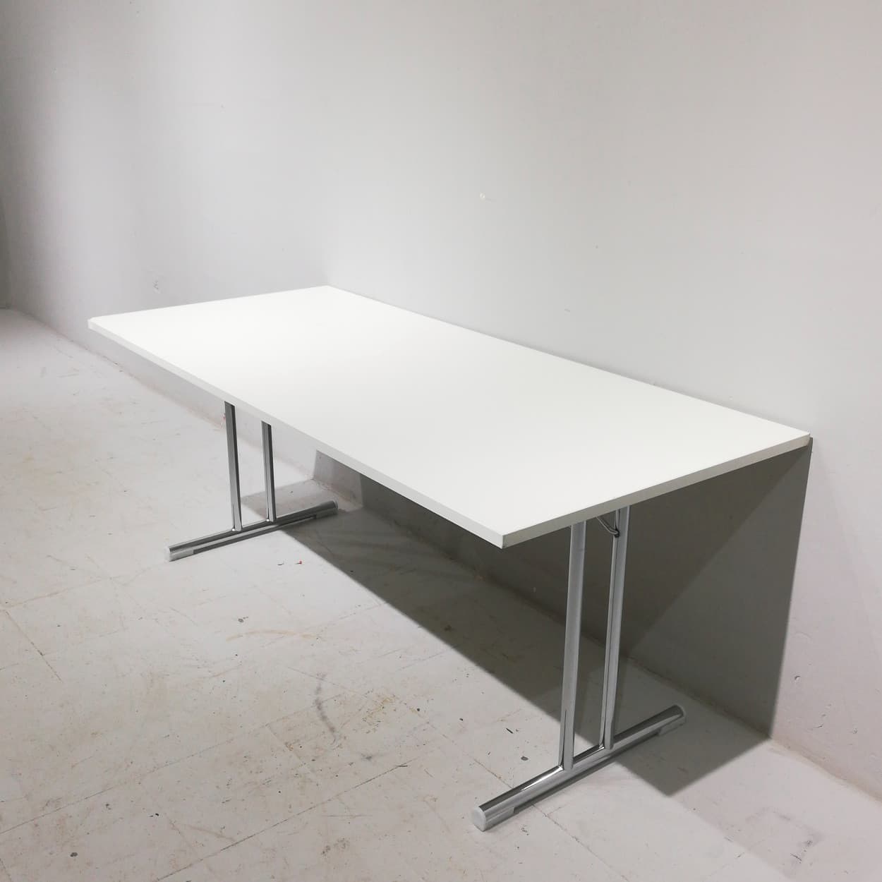 Mesa plegable de melamina de 180x80cm con tara en venta en cabauoportunitats.com