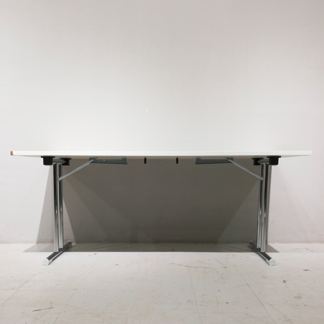 Mesa plegable de melamina de 180x80cm con tara en venta en cabauoportunitats.com