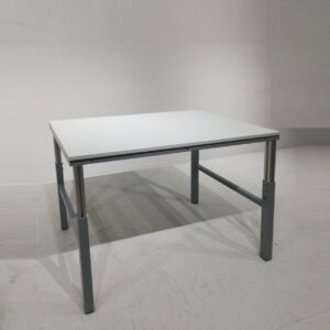 Mesa de taller de altura regulable de ocasión en venta en cabauoportunitats.com