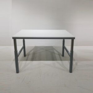 Mesa de taller de altura regulable de ocasión en venta en cabauoportunitats.com
