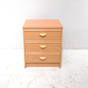 Tauleta de nit de 3 calaixos de 46x34x54cm de segona mà en venda a cabauoportuntiats.com Balaguer - Lleida - Catalunya