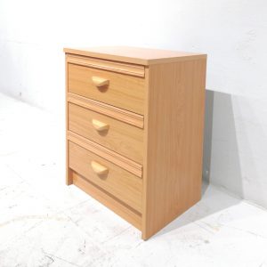 Tauleta de nit de 3 calaixos de 46x34x54cm de segona mà en venda a cabauoportuntiats.com Balaguer - Lleida - Catalunya