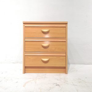 Tauleta de nit de 3 calaixos de 46x34x54cm de segona mà en venda a cabauoportuntiats.com Balaguer - Lleida - Catalunya