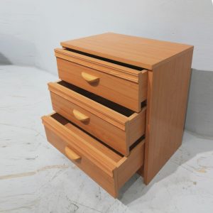 Tauleta de nit de 3 calaixos de 46x34x54cm de segona mà en venda a cabauoportuntiats.com Balaguer - Lleida - Catalunya