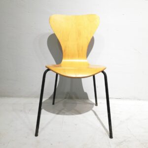 Cadira apilable de fusta i tub d'acer de segona mà en venda a cabauoportuntiats.com Balaguer - Lleida - Catalunya