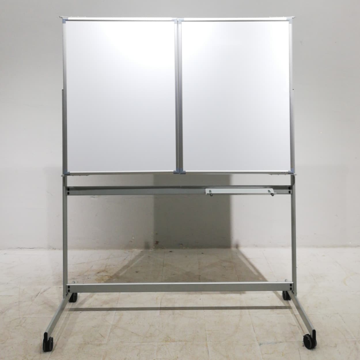 Pizarra plegable con ruedas en venta en cabauoportunitats.com