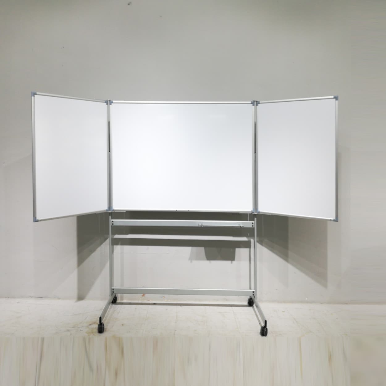 Pizarra plegable con ruedas en venta en cabauoportunitats.com