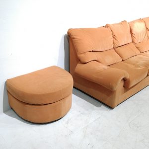 Sofà beige amb reposapeus 270cm de segona mà en venda a cabauoportunitats.com Balaguer - Lleida - Catalunya