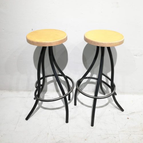 Lot de 2 tamborets negres i fusta de segona mà en venda a cabauoportunitats.com Balaguer - Lleida - Catalunya